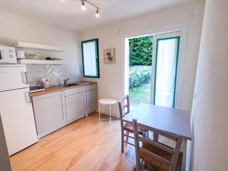 Studio with Shared Bathroom image 4