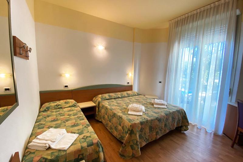 Standard Triple Room image 2