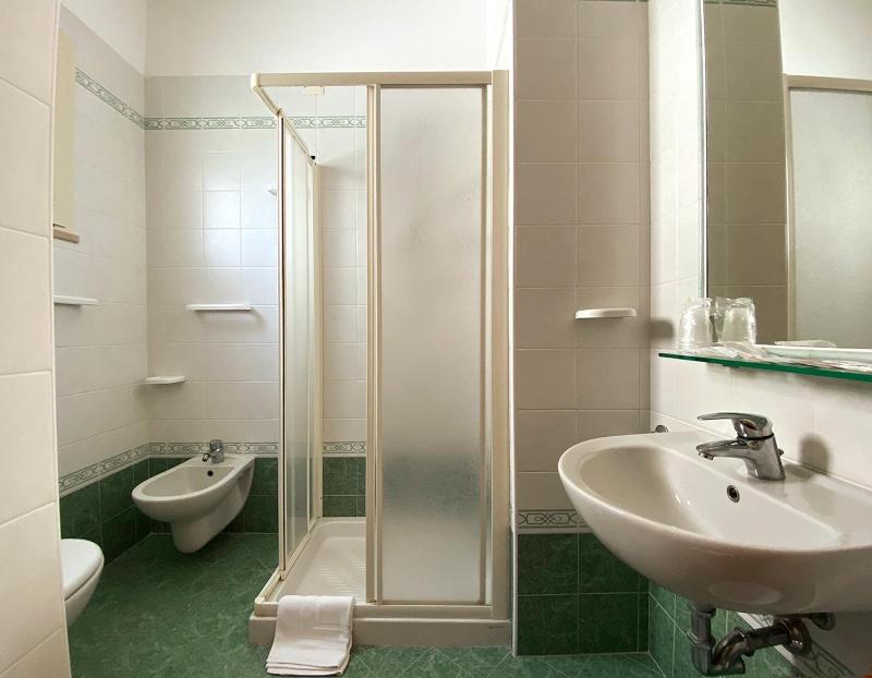 Standard Quadruple Room image 4