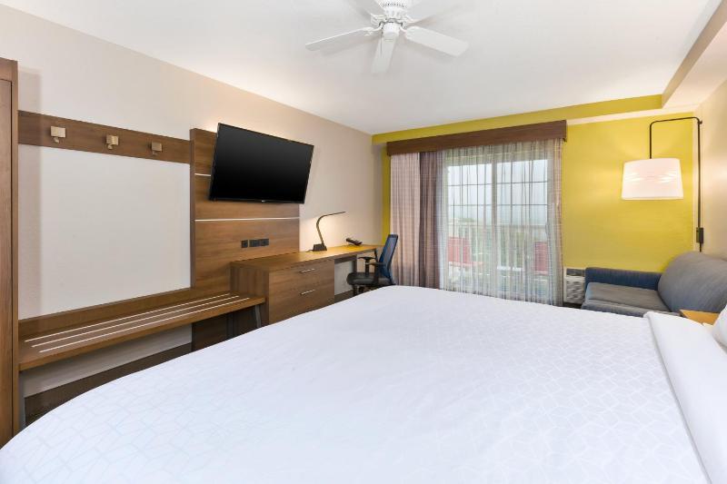 Standard King Room image 3