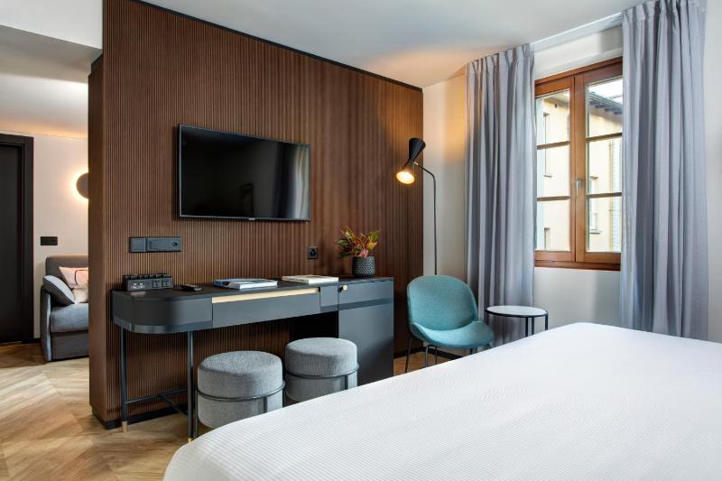 Premium Double or Twin Room with Air Conditioning image 2