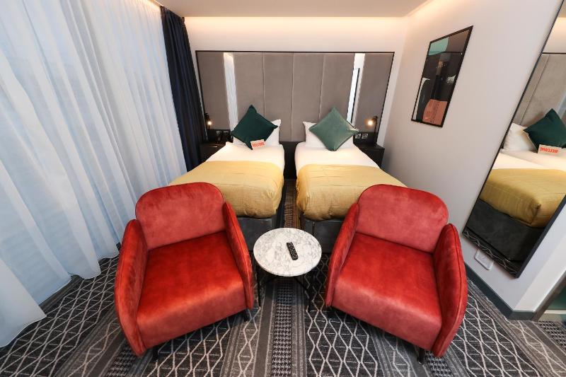 Deluxe Room image 3