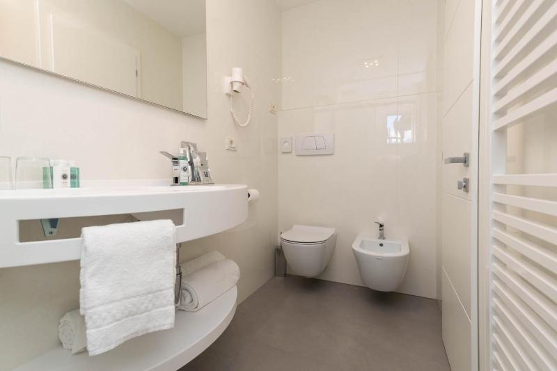 Double or Twin Room with Lake View image 1