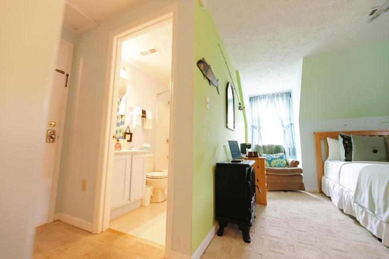 Queen Room image 2
