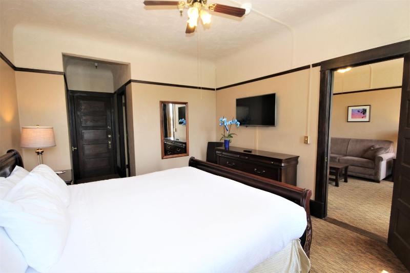 King Suite - Non-Smoking image 4