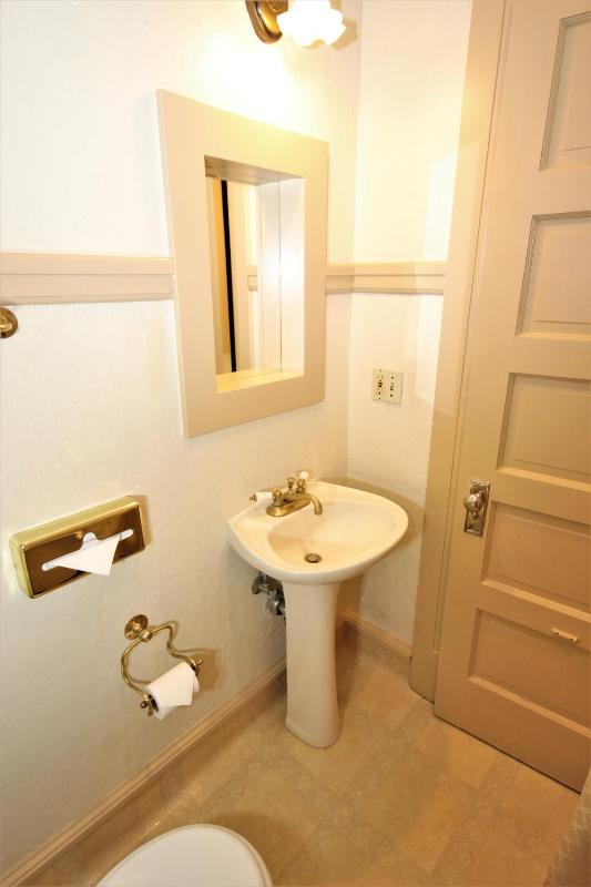 King Suite - Non-Smoking image 3