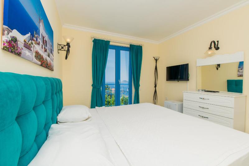Double Room with Sea View image 3