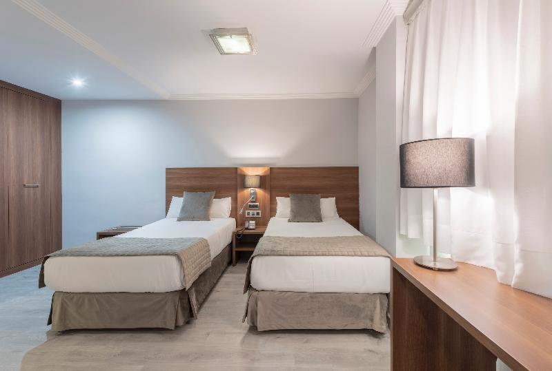 Twin Room with Balcony image 2