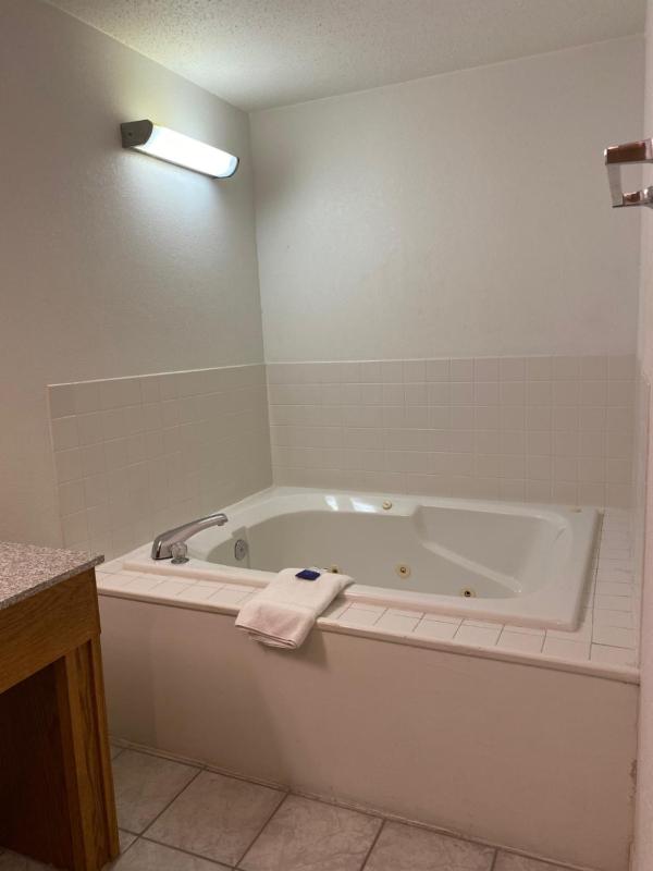 King Suite with Spa Bath - Non-Smoking image 4