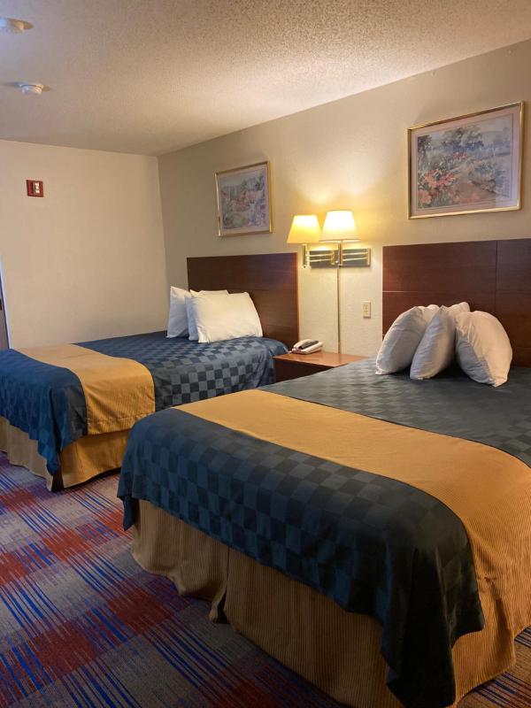 Queen Room with Two Queen Beds - Non-Smoking image 4