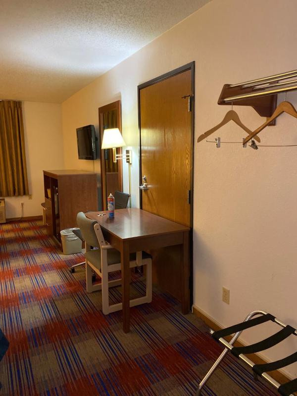 Queen Room with Two Queen Beds - Non-Smoking image 2