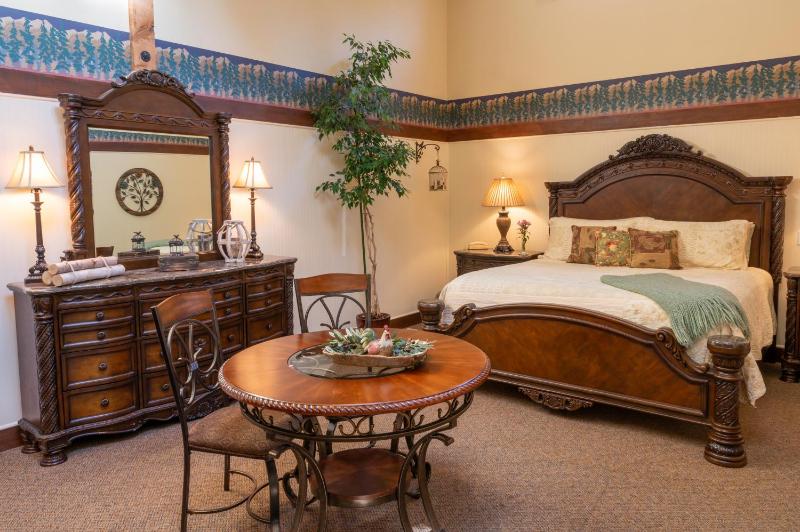 Suite with Hot Tub image 3