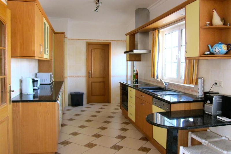 Heated Pool 6 Bedroom Private Villa in Center of Olhos de Água - image 28