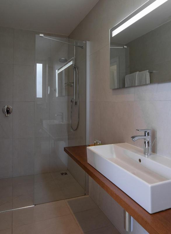 Comfort Double Room with Balcony and Sea View image 3