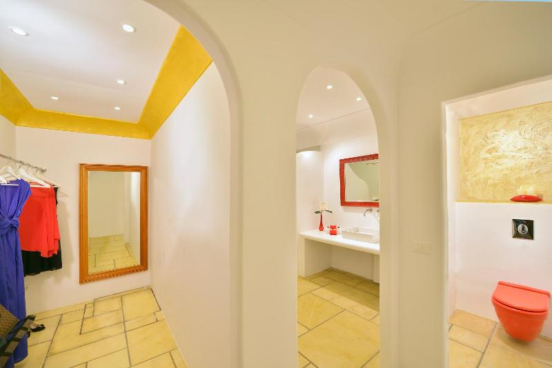 Luxury Villa with Private Pool and Caldera View image 4