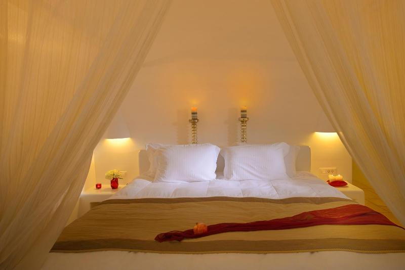 Luxury Villa with Private Pool and Caldera View image 3