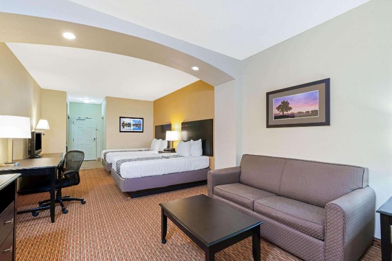 Executive Queen Room with Two Queen Beds image 2