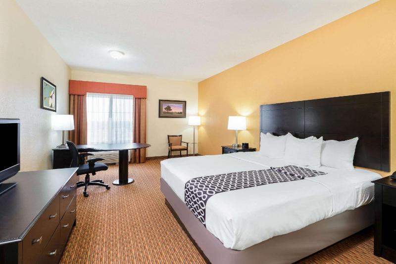 Deluxe King Room image 2