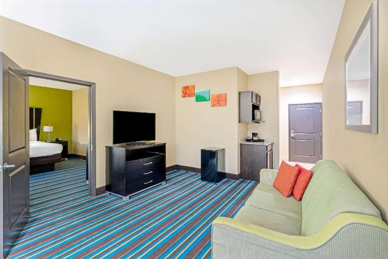Suite - Non-Smoking image 1