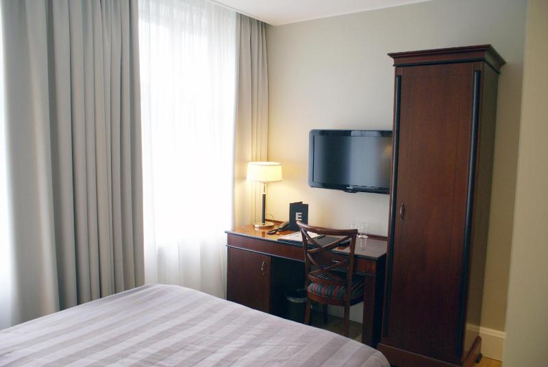 Small Double Room image 4