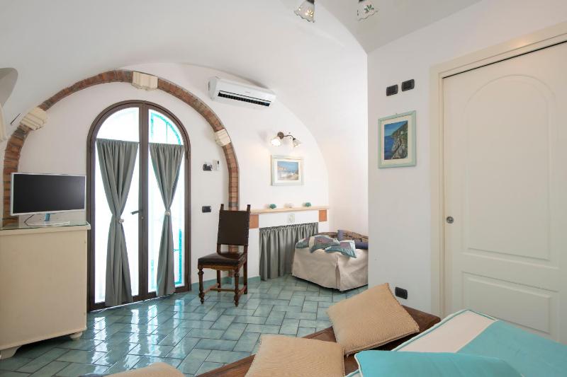 Classic Double or Twin Room image 4
