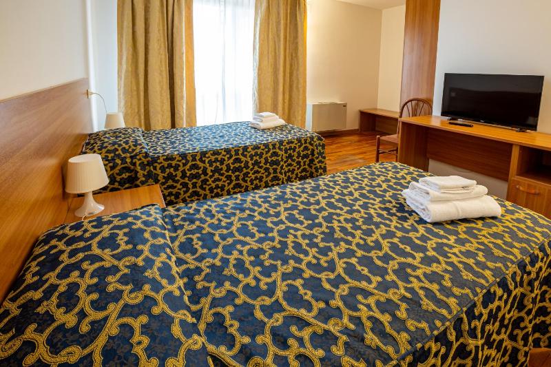Double or Twin Room image 4