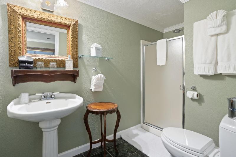 King Room with Spa Bath image 2