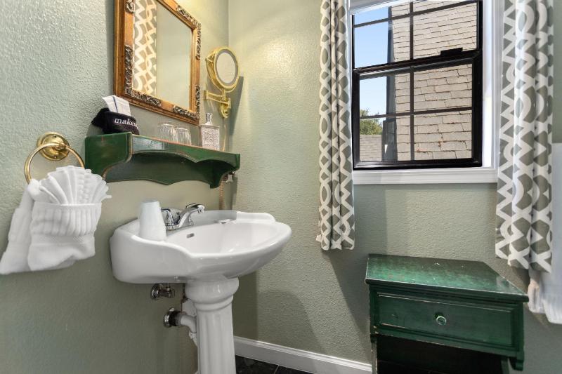 Queen Room with Spa Bath image 4