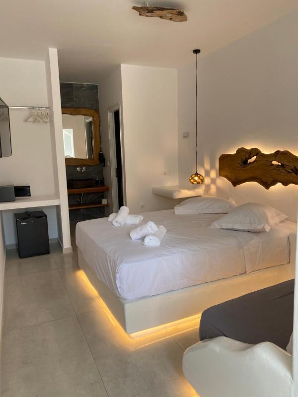 Deluxe Double Room image 2