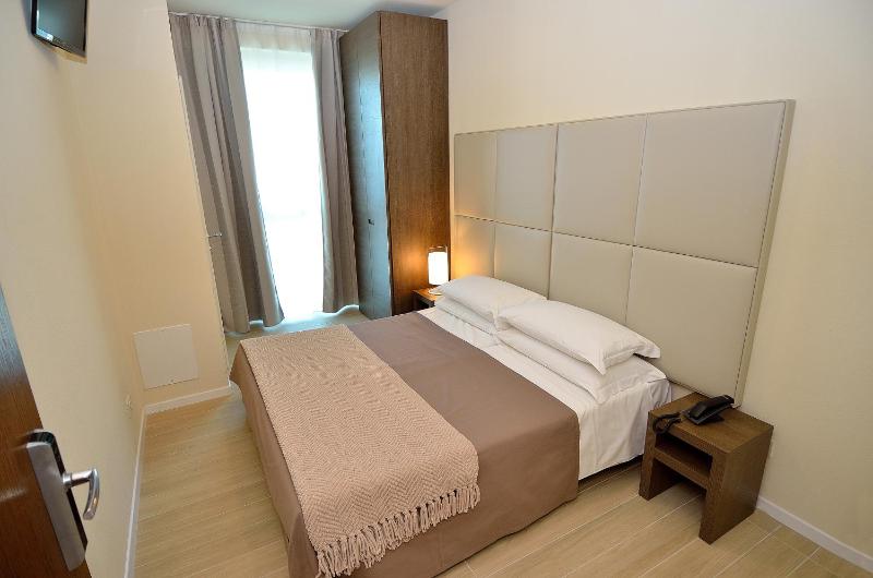 Double Room image 4