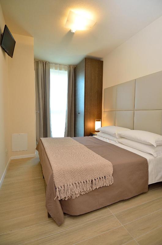 Double Room image 2