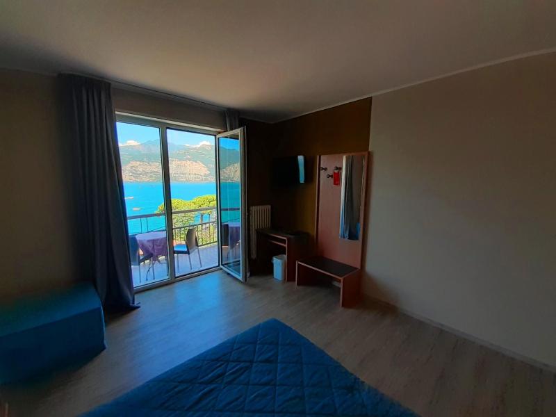 Double Room with Balcony and Lake View image 4