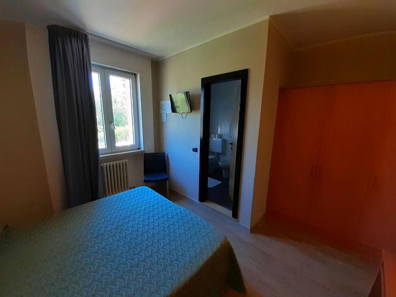 Double Room with Pool View image 4
