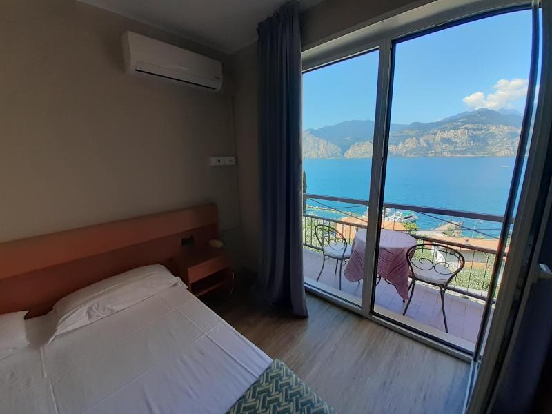 Double Room with Balcony and Lake View image 3