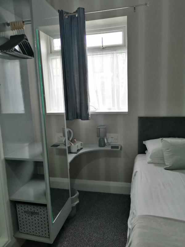 Standard Twin Room image 2