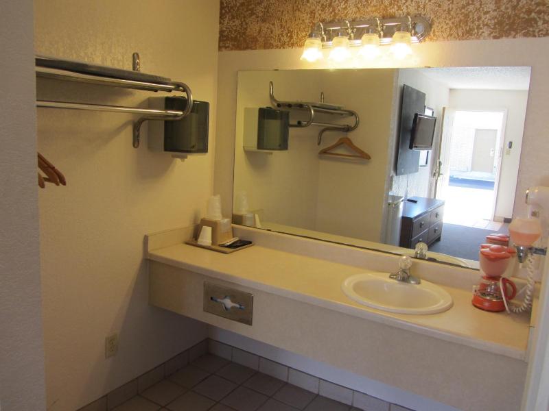 Deluxe King Room image 4