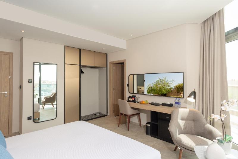 Premium Room with Partial Sea View and Balcony image 2
