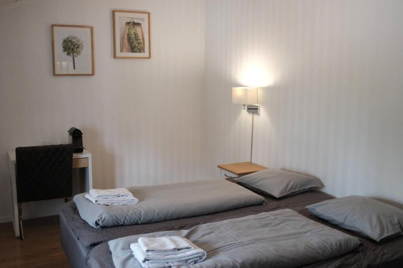 Twin Room image 4