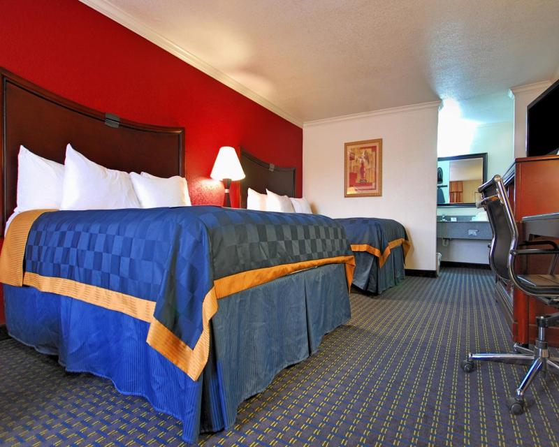 Queen Room with Two Queen Beds - Non-Smoking image 3