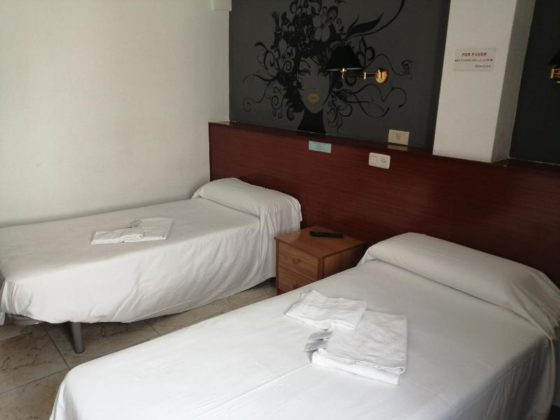 Twin Room image 3