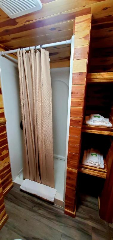 Queen Room image 2