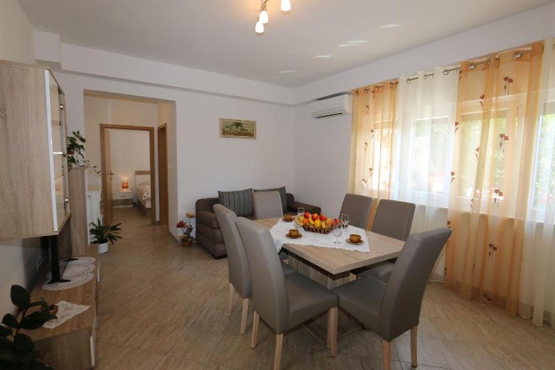 One-Bedroom Apartment image 3