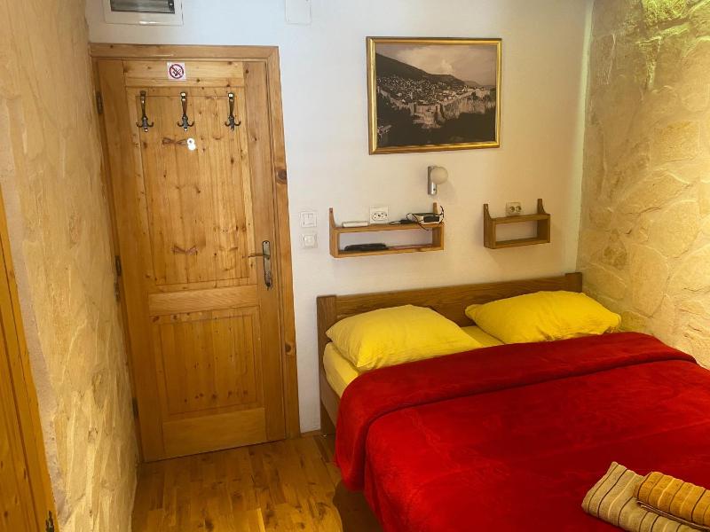 Small Double Room with street view image 1