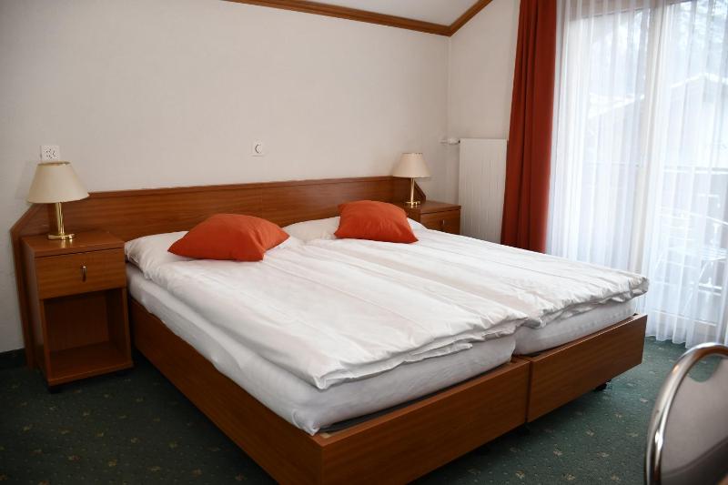 Double Room with Spa Bath and Matterhorn View image 2