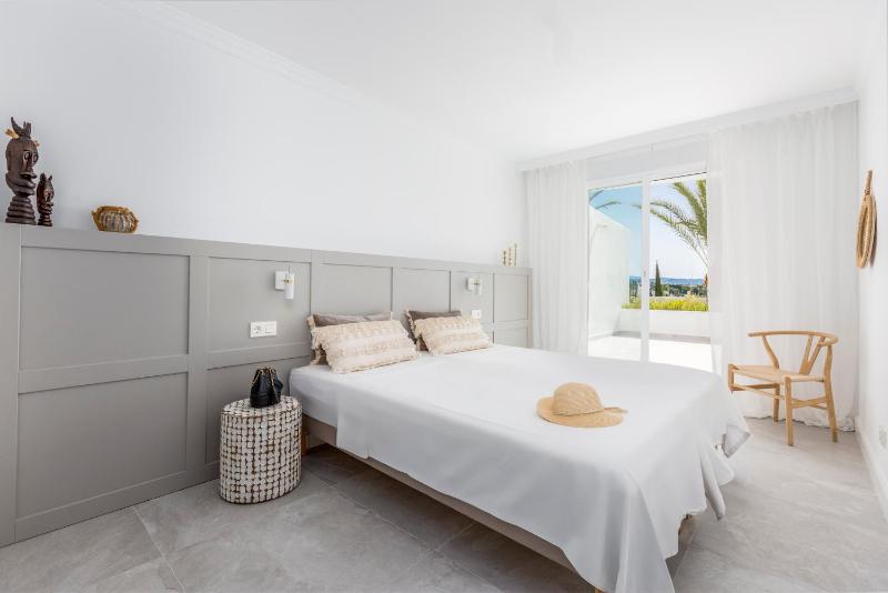 Bella Vista Puerto Banus apartment with sea views - image 12