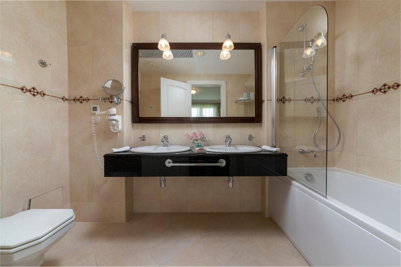 Deluxe Suite with Sea View and Balcony image 1