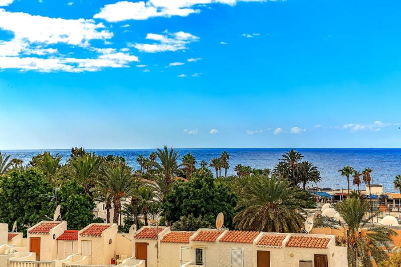 Studio Apartment with Sea View image 1