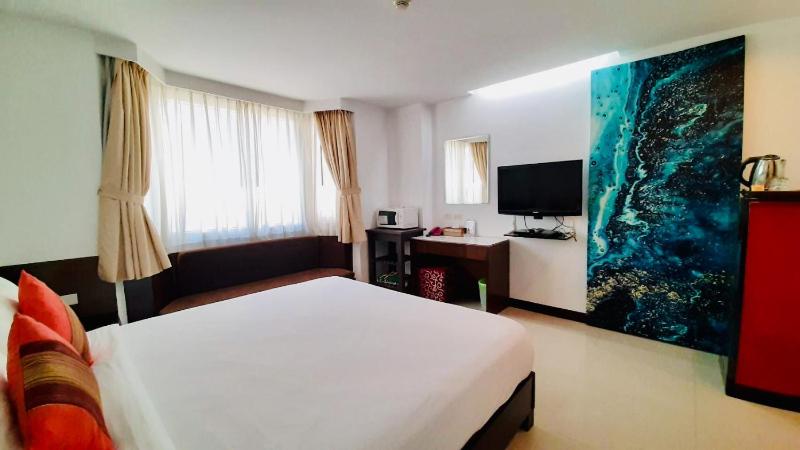 Standard King Room image 4