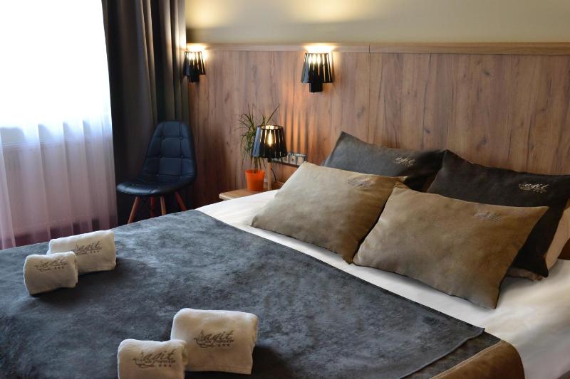 Double or Twin Room image 3
