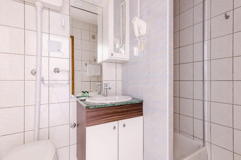 Small Twin Room image 3